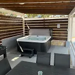 Manolo House With Jacuzzi & Pool בית נופש