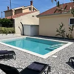 בית נופש Manolo House With Jacuzzi & Pool